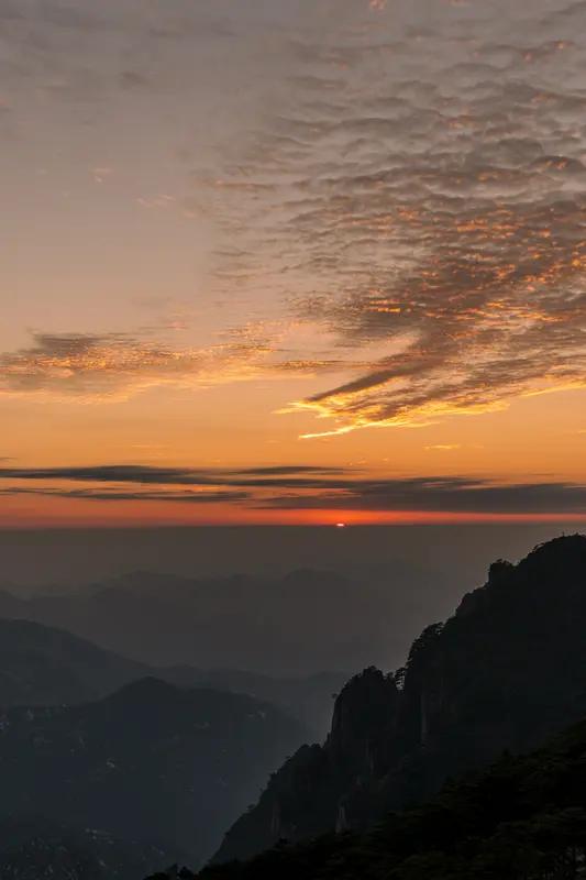 黄山和泰山看日出各有千秋。泰山是很多人看日出的首选，它名气大，登顶泰山看日出，有