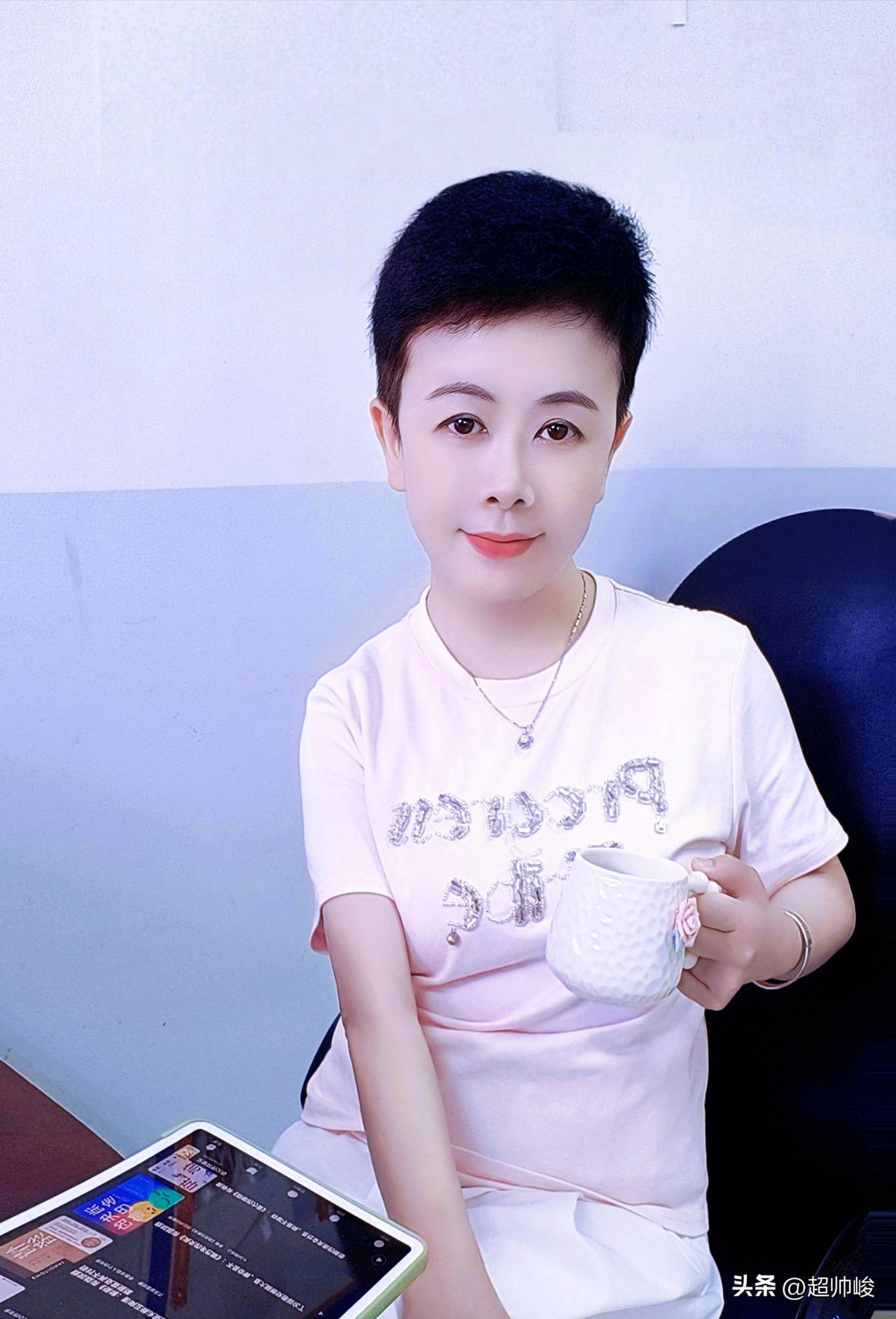 衣服是穿给自己的，舒服最重要。 在忙碌的工作间隙，能有一杯茶、一本书相伴，就是最