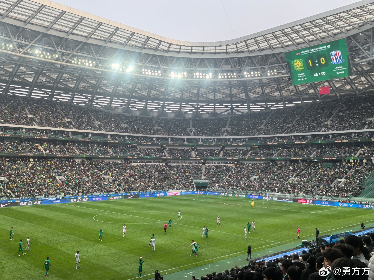 北京国安vs上海申花 上半场国安还是靠拼，用绞肉机似的防守顶住了申花的中场，申花