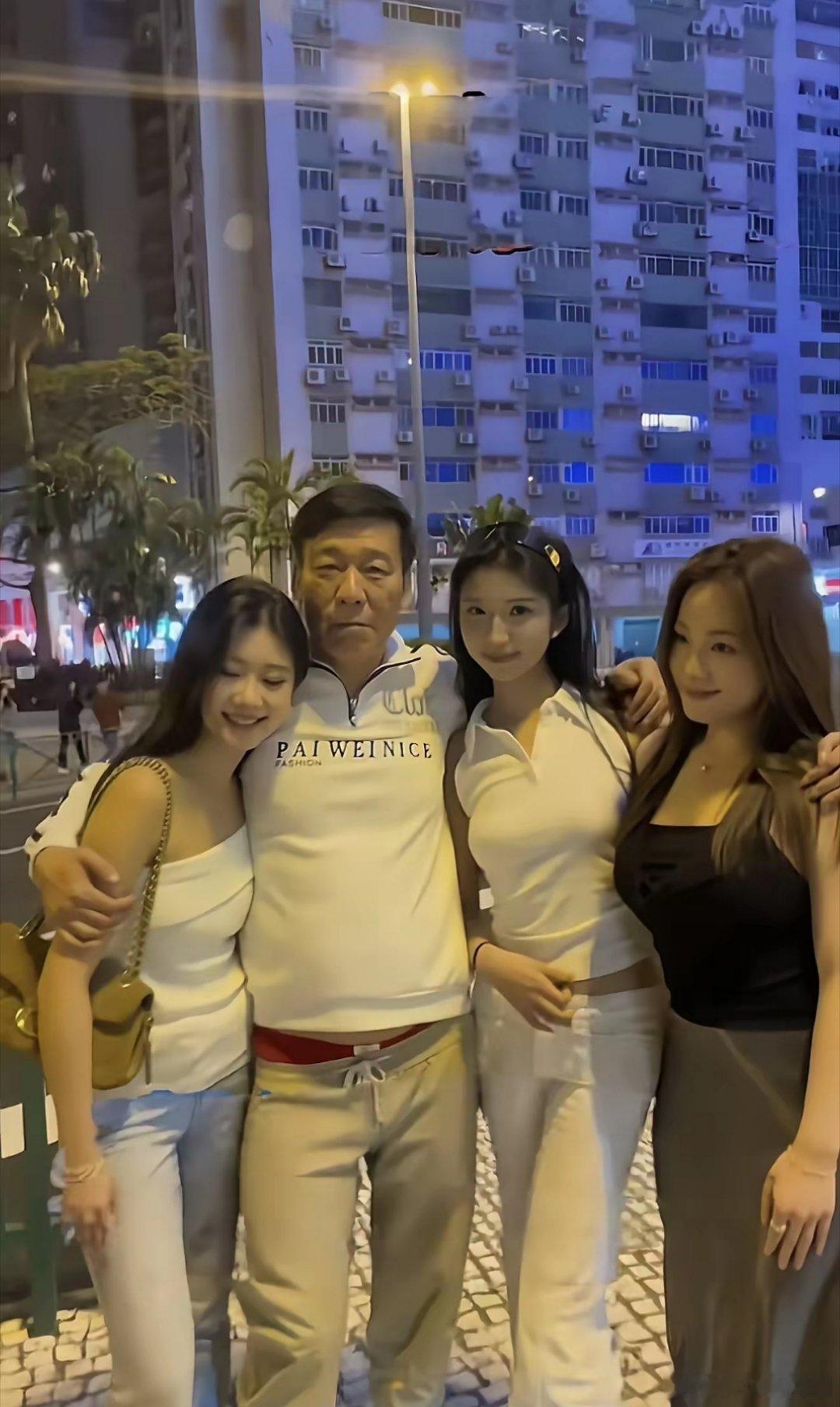 中间这个男的是谁，美女左拥右抱的 ​​​
