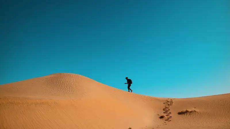 与其纠结过去、焦虑未来，不如脚踏实地、拼搏现在，因为人生最好的时刻，永远是当下。