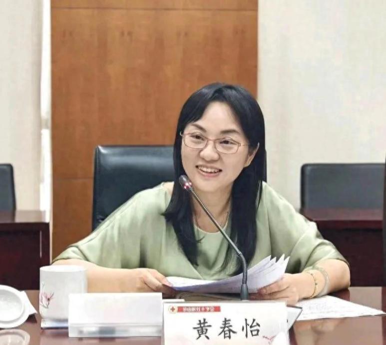 黄春怡真的太可惜了。

从湖北老家到上海为官，一个容貌俊俏的大学生，好不容易考公