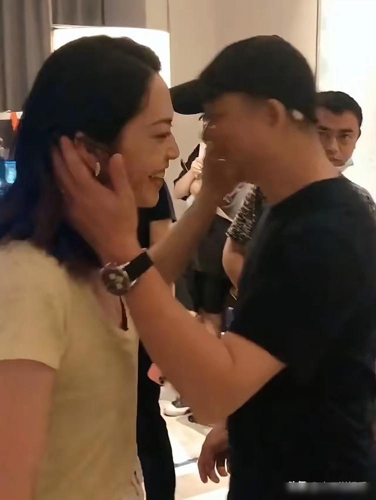 别信什么模范夫妻，都是演给你看的。
2020年探班，镜头前搂腰耳语，甜得齁人。