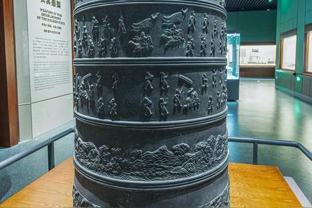 清朝在北宋制造的卤簿钟上面刻“大清乾隆年造”字，想表明这是自己造的。“十全”老人