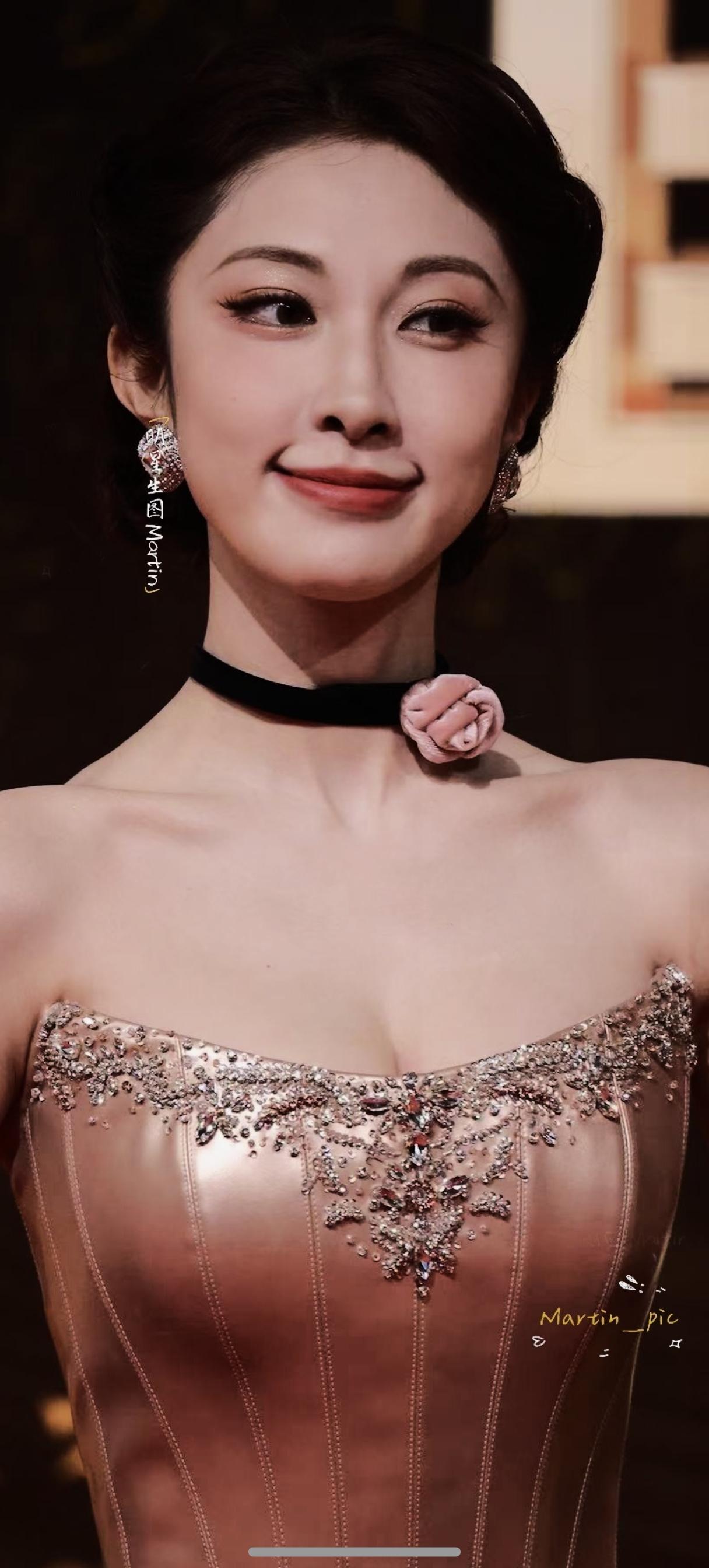 251216红毯生图掉落
姐姐笑的太有感染力了 ​​​！姐姐一笑，冰雪消融，春天