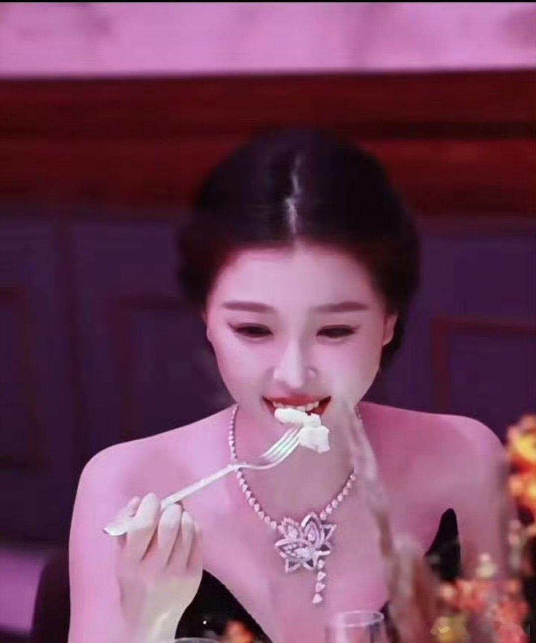 虞书欣这大项链一带气质都出来了哦[开学季][开学季][开学季]稚嫩感一扫而过 ​