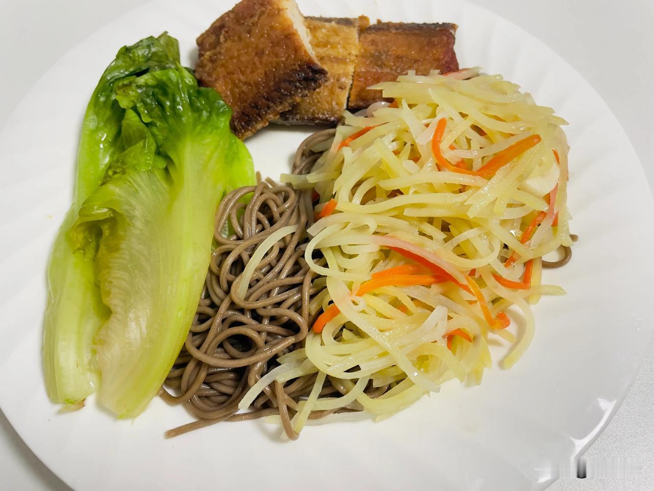 今日晚餐
中式简餐，风味淡香。
菜谱
胡萝卜土豆丝，带鱼，生菜
主食
荞麦面
水