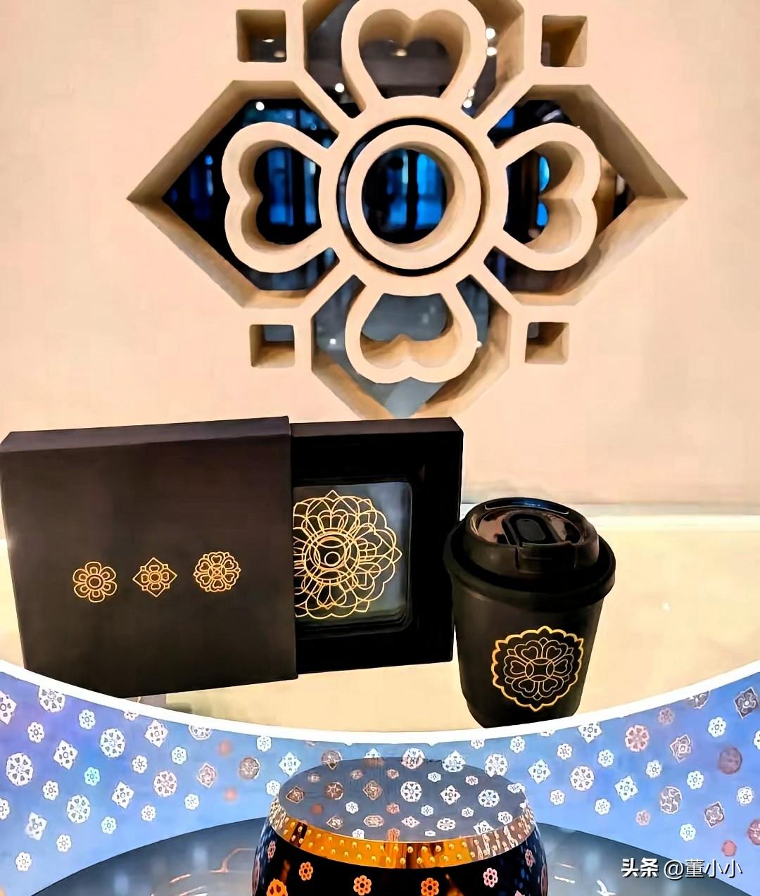 干得漂亮！周大福展岀千年宝相花，展台正对LV！
 
近日上海港汇恒隆广场上演了一