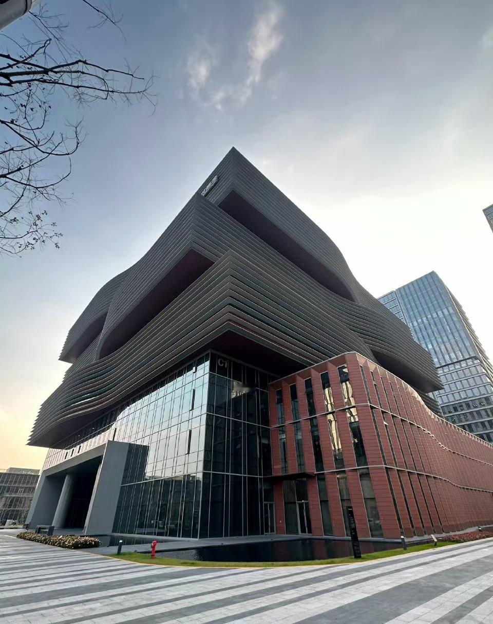 不在调研，就在调研的路上。始终奔跑在第一线，铸就坚如磐石的信心！认知太浅，才需要