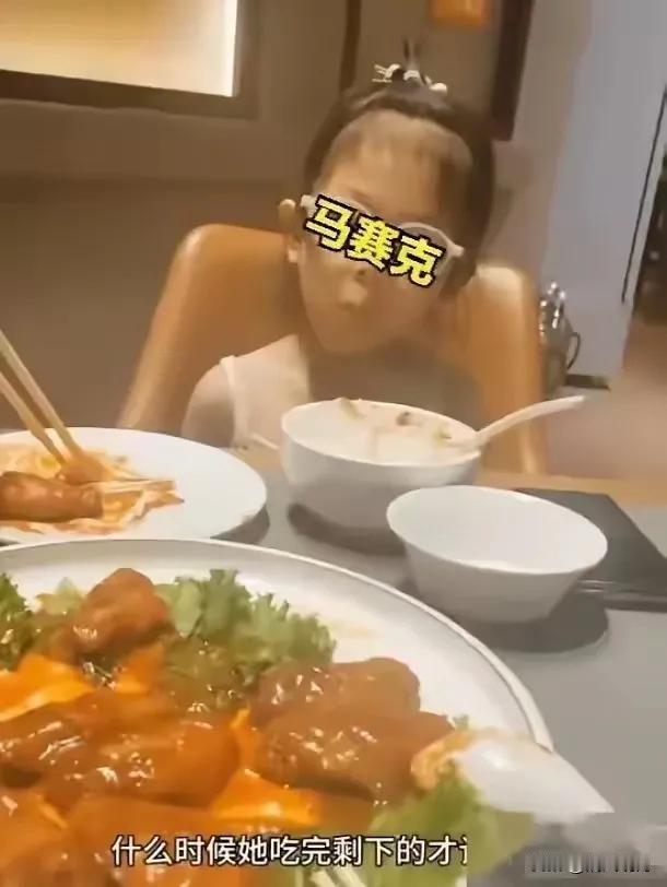 河南一男子带二婚妻子和继女去饭店吃饭，想吃口刚上桌的鸡翅，继女居然伸手拦下:“我