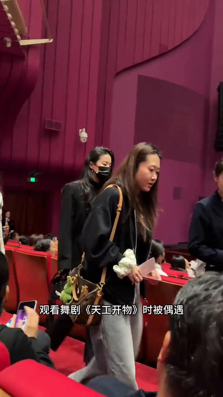 刘亦菲果然是自带光环的，包裹严实一眼便被认出。
刘亦菲现身北京天桥艺术中心观看舞