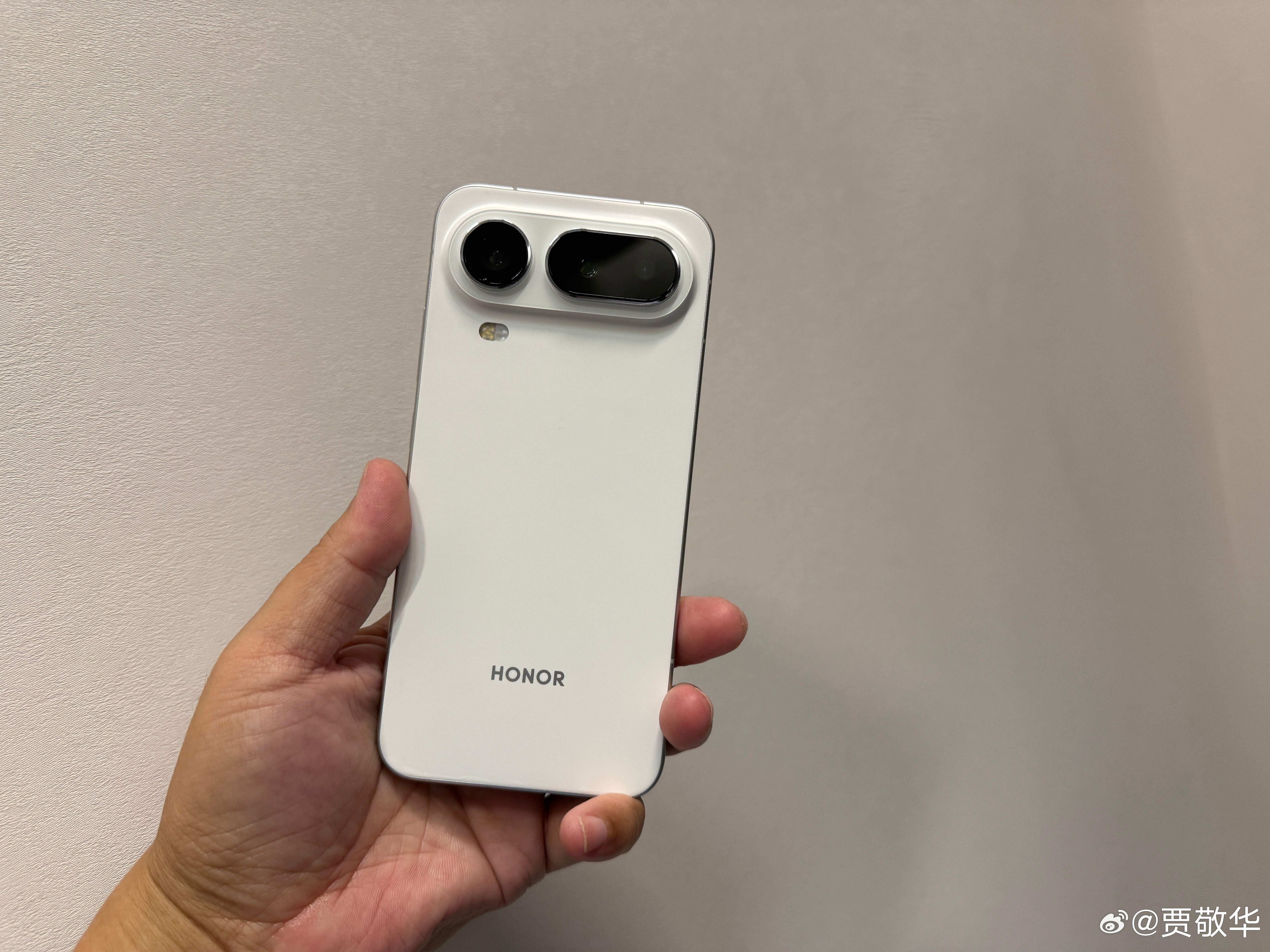 刚才拿着手机去电信营业厅溜达，工作人员问我这是苹果哪一款。我说这不是iPhone