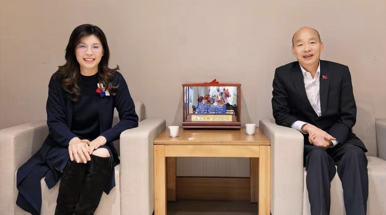 韩国瑜在国民党内的地位稳了。因为昨天郑丽文去“立院”拜访韩国瑜，而且郑丽文谦虚地