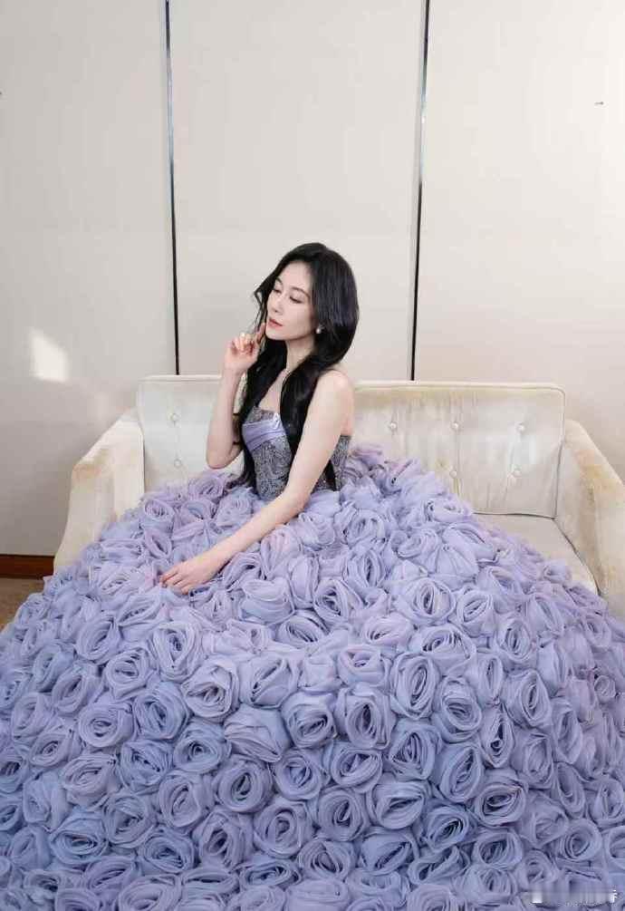 温峥嵘黑裙完全是妈妈级别 金鹅红毯被温峥嵘惊艳到了！黑裙造型贵气十足，一颦一笑都