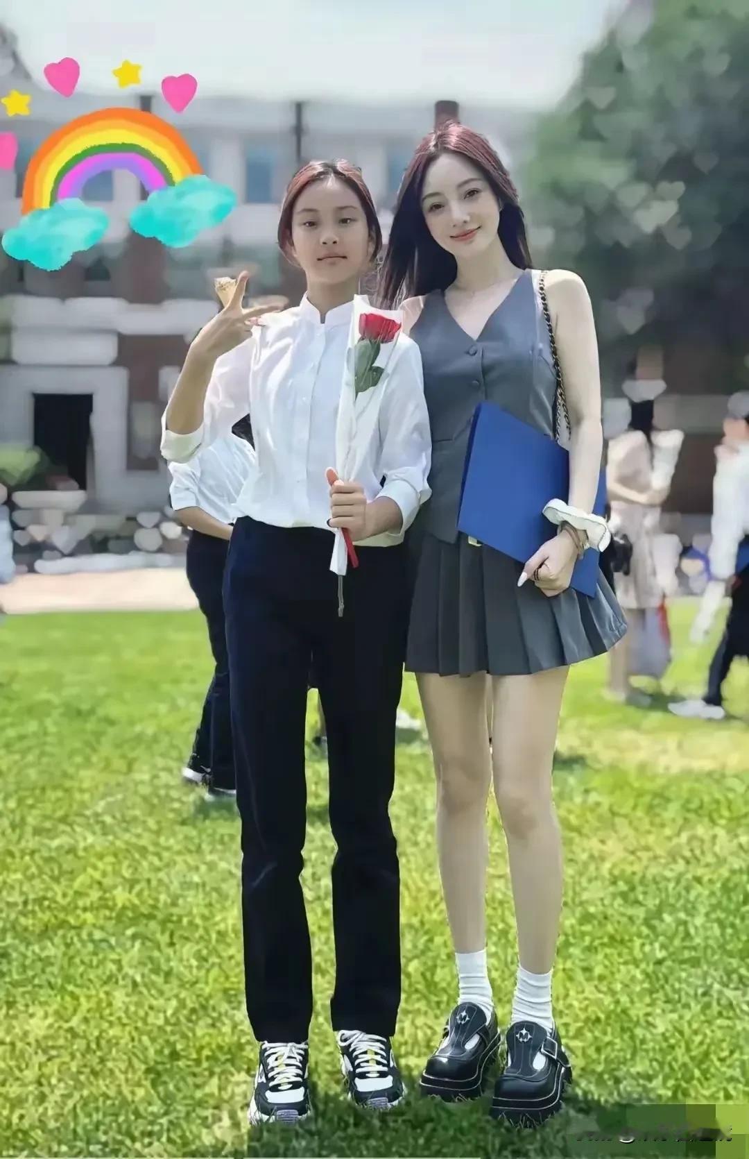 这是李姓女艺人出席女儿小学毕业典礼的情景！
从照片上看，母亲的颜值明显比女儿要高