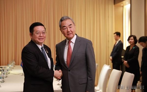 王毅马尼拉会见东盟秘书长：以“稳定锚”姿态共塑南海新叙事

当地时间7月21日，