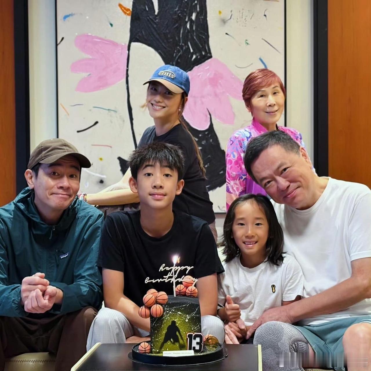 我能接受陈小春老了
也能接受Jasper 比他还高了
但我真的不能接受他俩个儿子