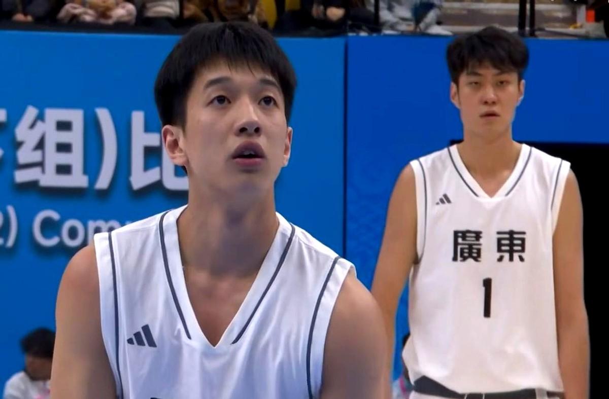 不得不说，杨溢太棒了！上场直接扭转战局，带领广东队完成18分大逆转，这表现真能打