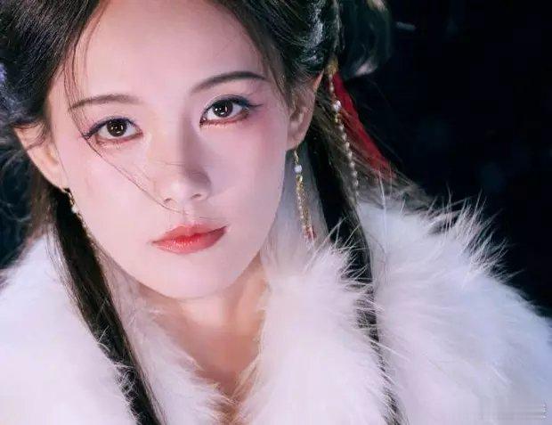 李一桐发布一组身穿白色毛领披风雪夜击鼓的美照，温婉与大气并存。 ​​​