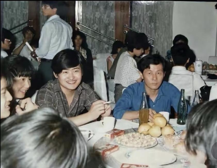 刘欢和游本昌聚餐时的一张旧照。
那时已经成名的刘欢温润如玉不胖也不瘦，他和身边的