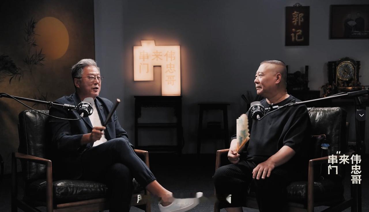 郭麒麟现在在影视圈也是当红的男演员，可作为父亲的郭德纲却不太希望他太红。

众所