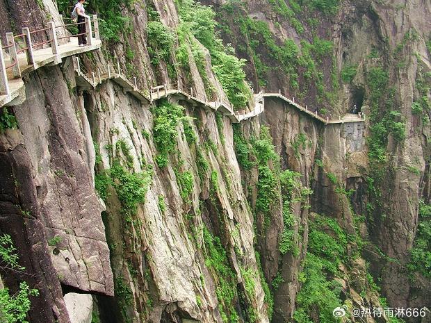 【西海大峡谷】西海大峡谷，因谷中有白云溪，又称“白云谷”。此谷为黄山有名的大峡谷