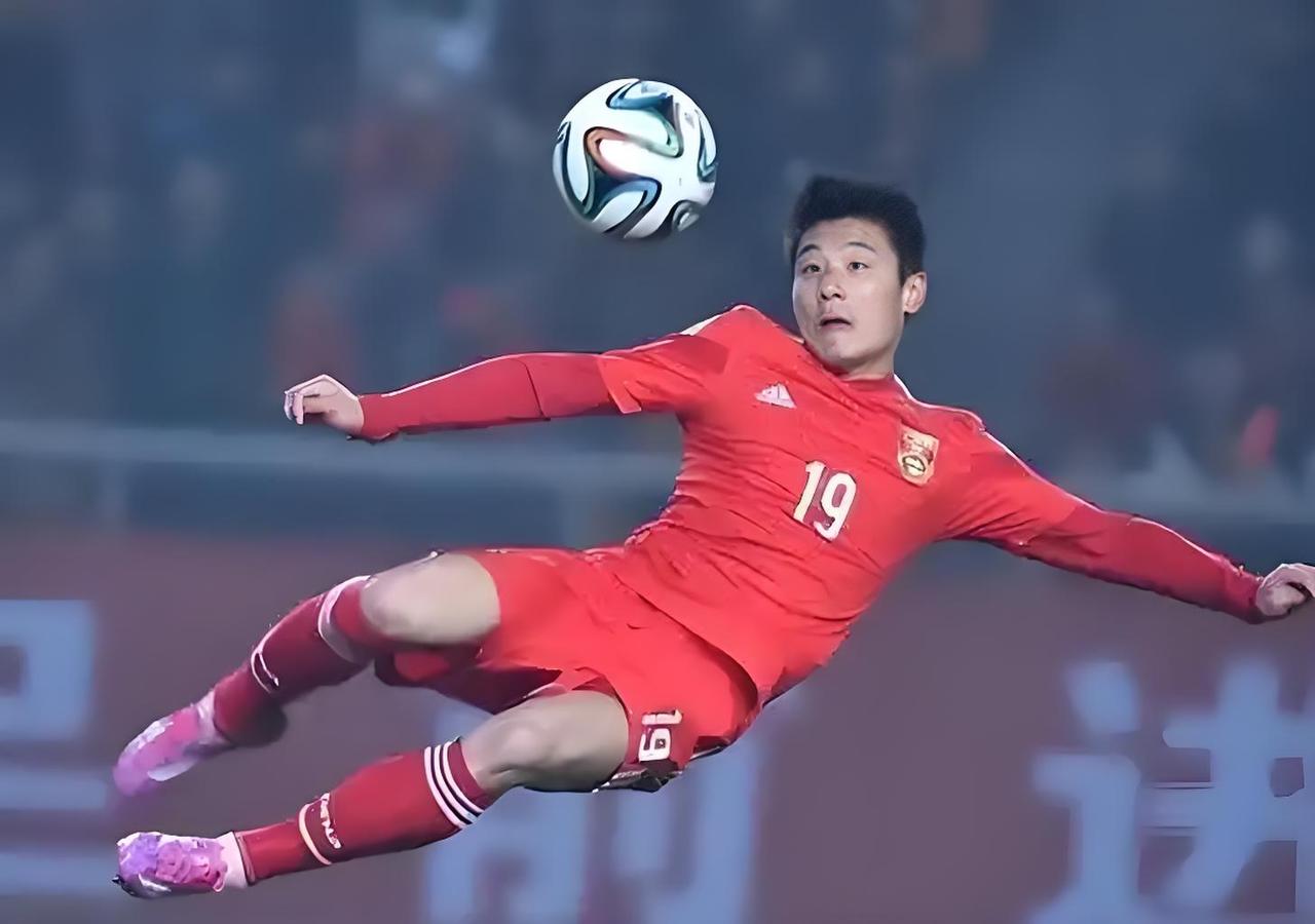 你会用哪四个字来形容中国足球?
要是让我用4个字形容中国足球，脑子里最先冒出来的