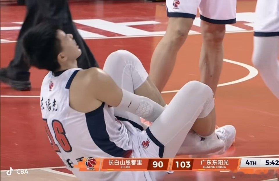 有些不妙，焦泊乔好像崴脚了捂着脚踝非常痛苦，暂时被换下场了，希望没有大碍！吉林男