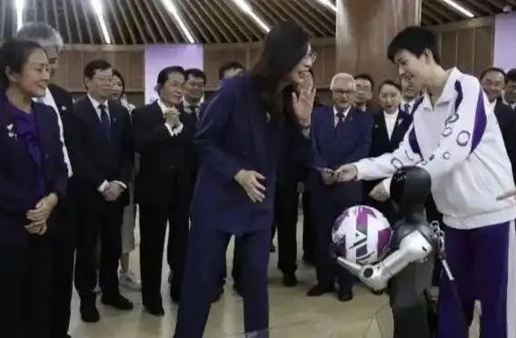 郑丽文太让人肃然起敬了！
就在她参观访问清华附中的时候，
她非常激动，竟然突然决