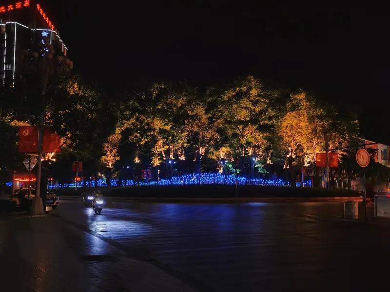 泉城欧乐堡华林园景区的夜色，那真是如画一般！它坐落于泰山余脉、黄河之滨，斥资12