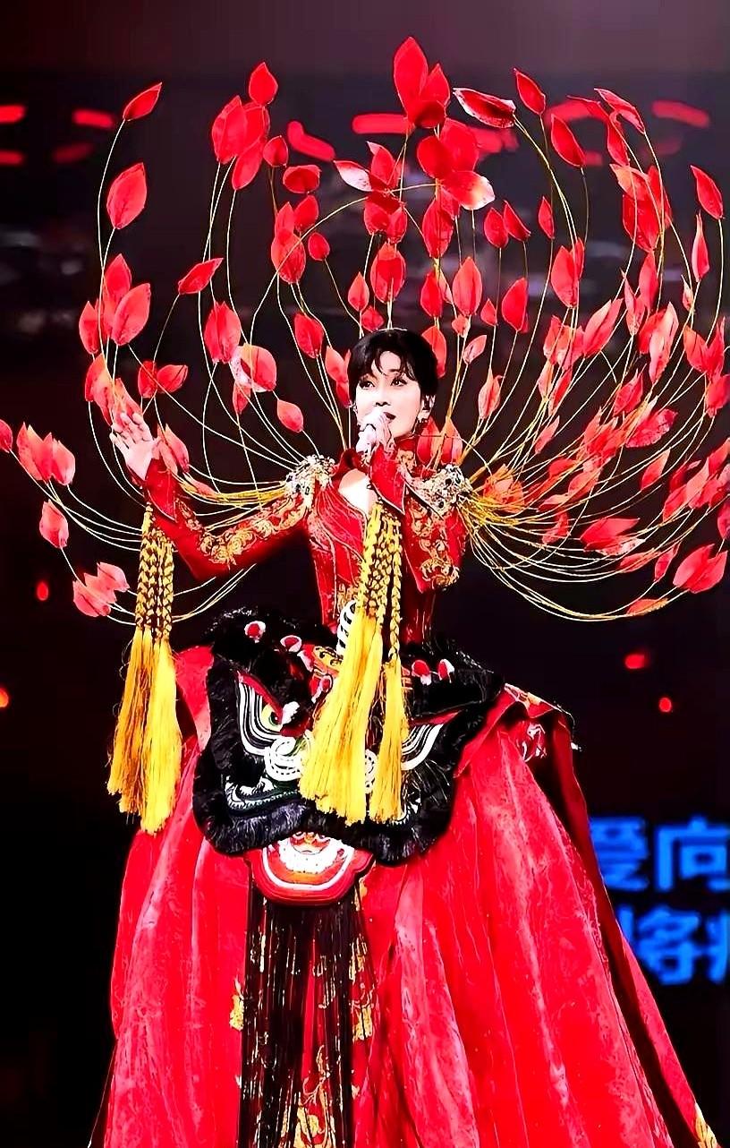 赵雅芝这个举动，是真有点反常。

72岁生日，在红磡体育馆开出道50周年演唱会，