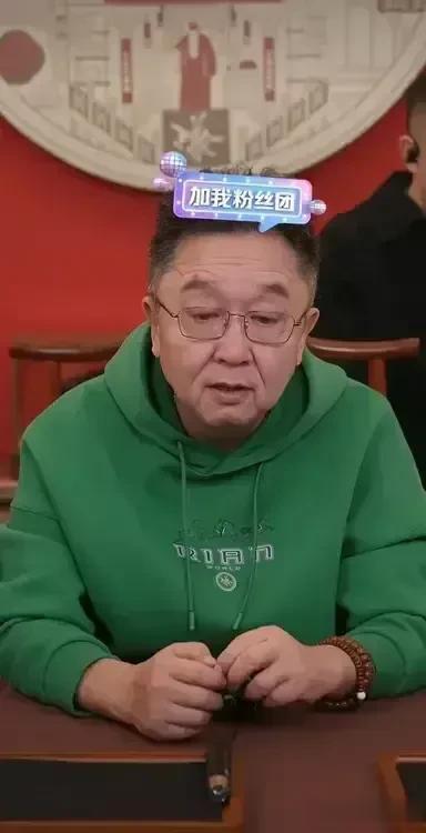 于谦这面相，怎么看也不像是54岁的人。
看来人还是需要有点压力，郭德纲带着一群徒