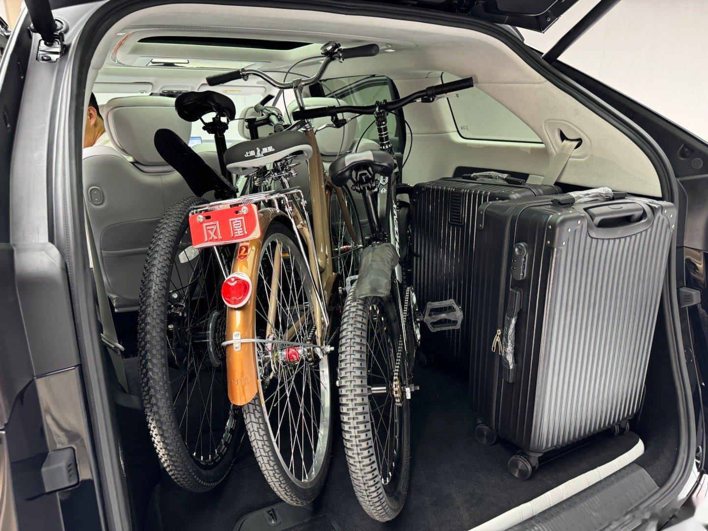 小鹏 X9 你再离谱点，我们试了一下，二排 190 大个，后备厢两个成人自行车，
