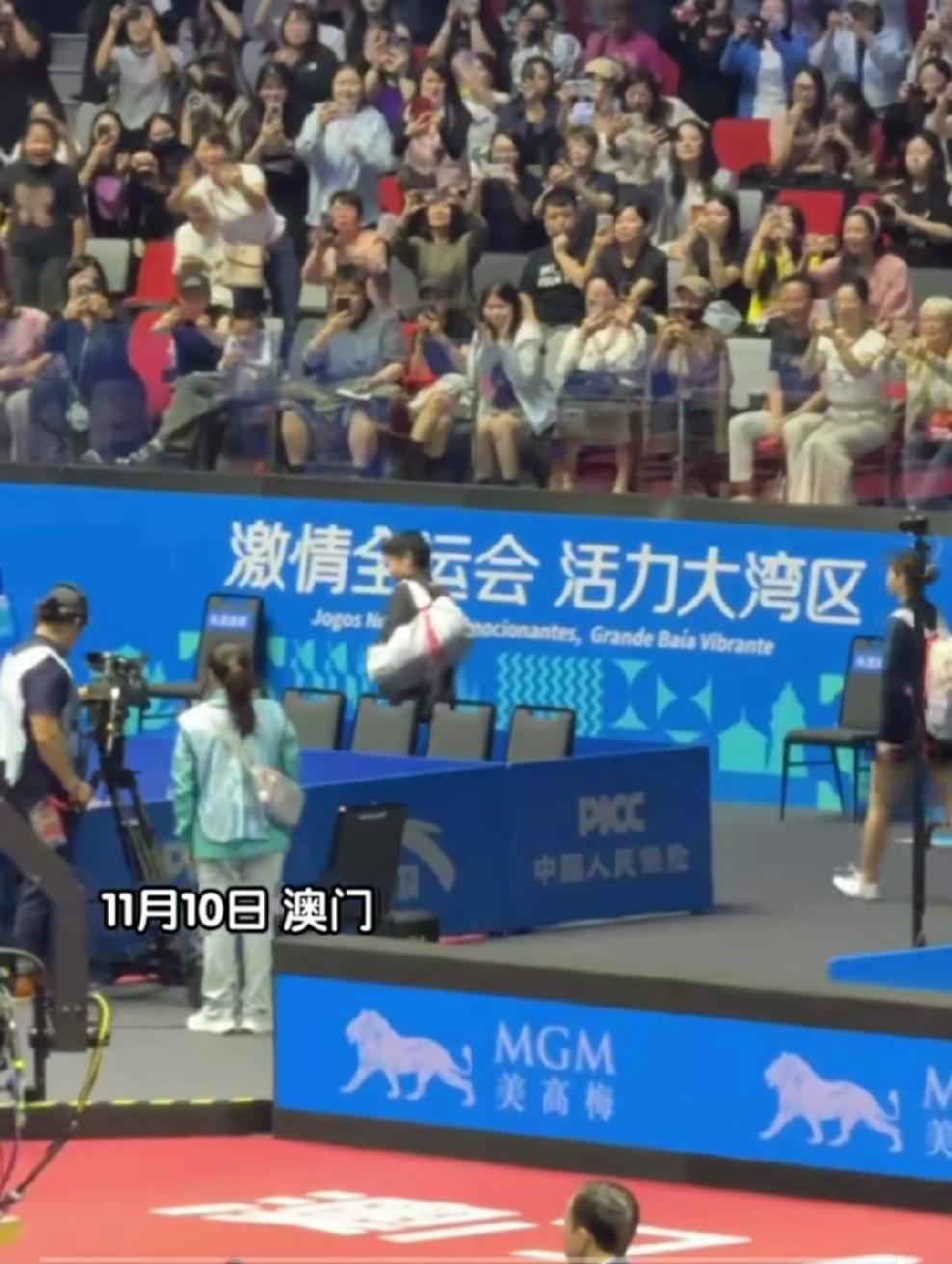 孙颖莎人气爆棚！

11月10日全运会乒乓球女单1/16，孙颖莎一出场，那场面直