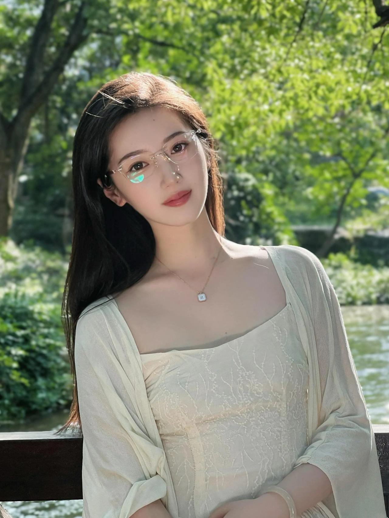 绿树阴中倚栏杆