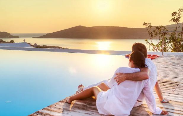 北京，55岁男子，30多天没跟家人联系， 这天，一个陌生女子捧着骨灰盒找到对方妻