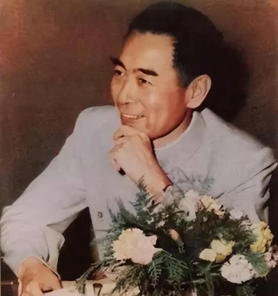 1976 年1月8日下午1点，总理刚走3小时，手术室的解剖室里爆发出了一阵阵哭声