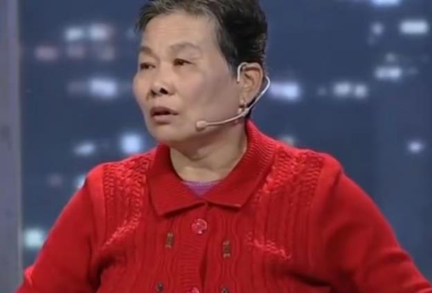江西一弃婴被残疾老汉收养靠修鞋养大女婴，20年后女孩说："我爸和我奶让我嫁给谁我