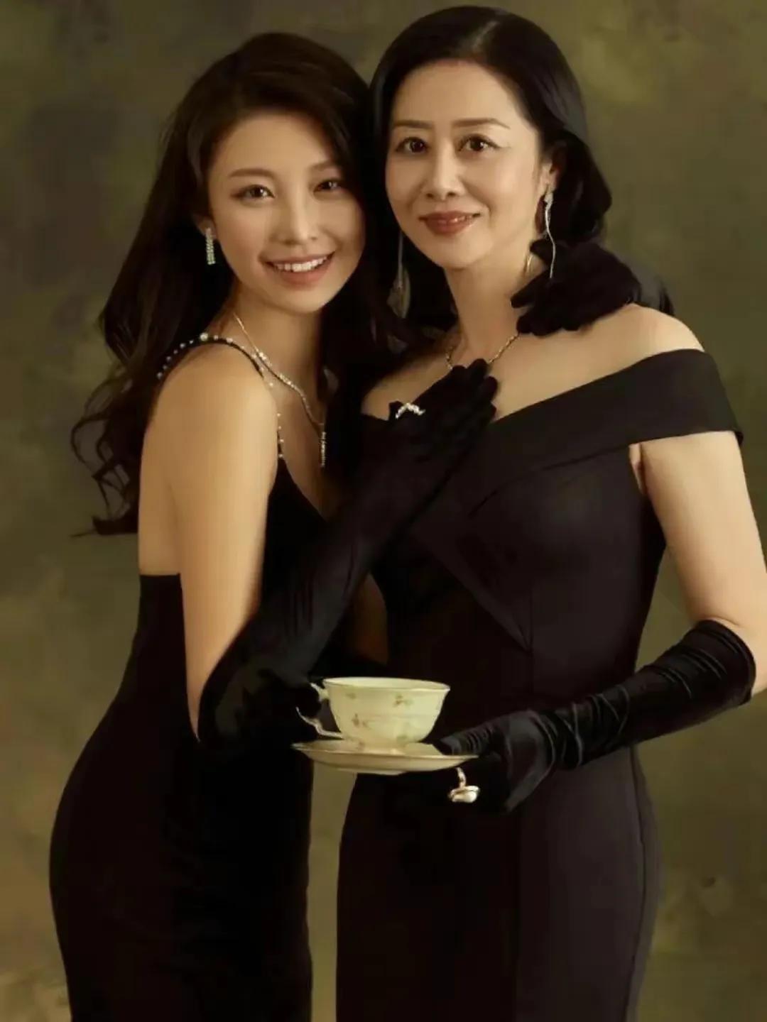 最美母女同框，谁更有味道！
女儿清纯甜美，母亲高贵优雅，成熟大方，我还是觉得母亲