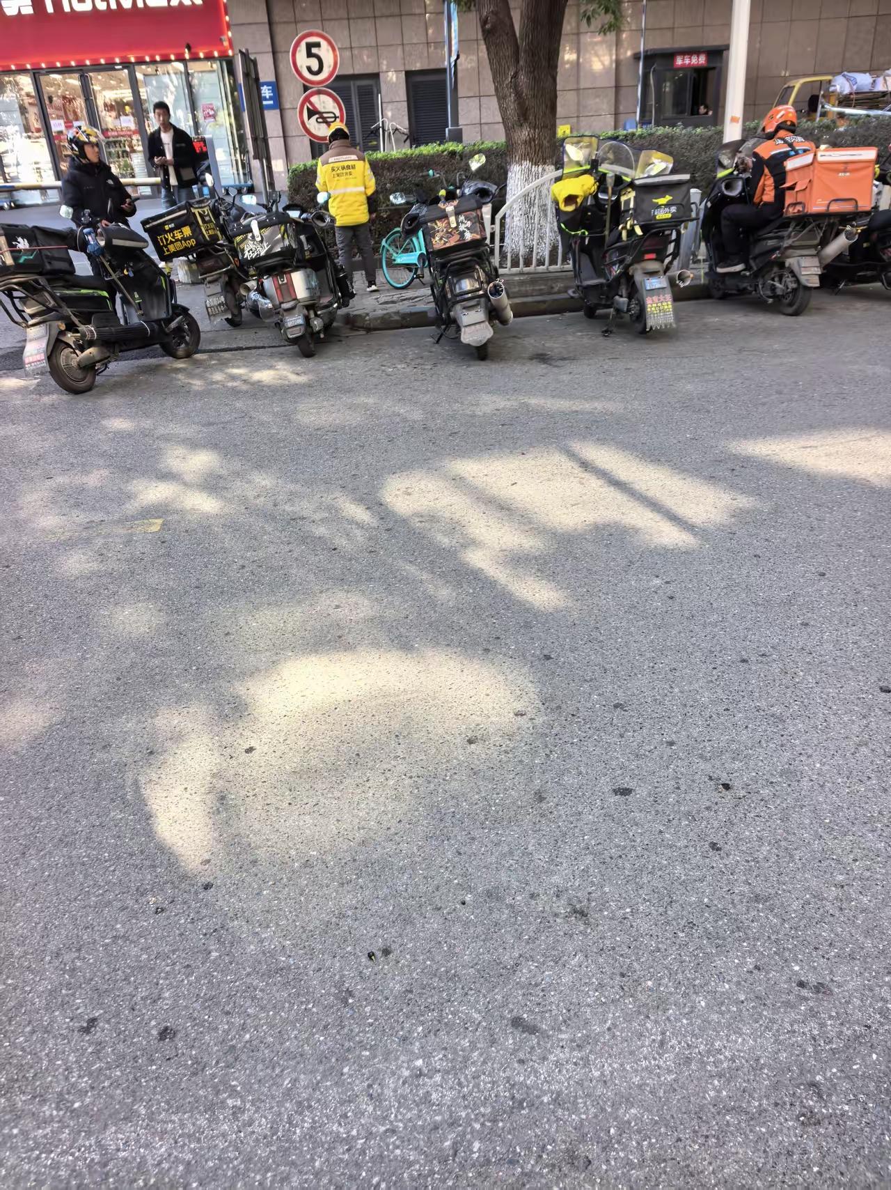 在城市里穿梭？
发现了没有，无论早中晚甚至是黑夜凌晨都有他们的身影——外卖小哥（