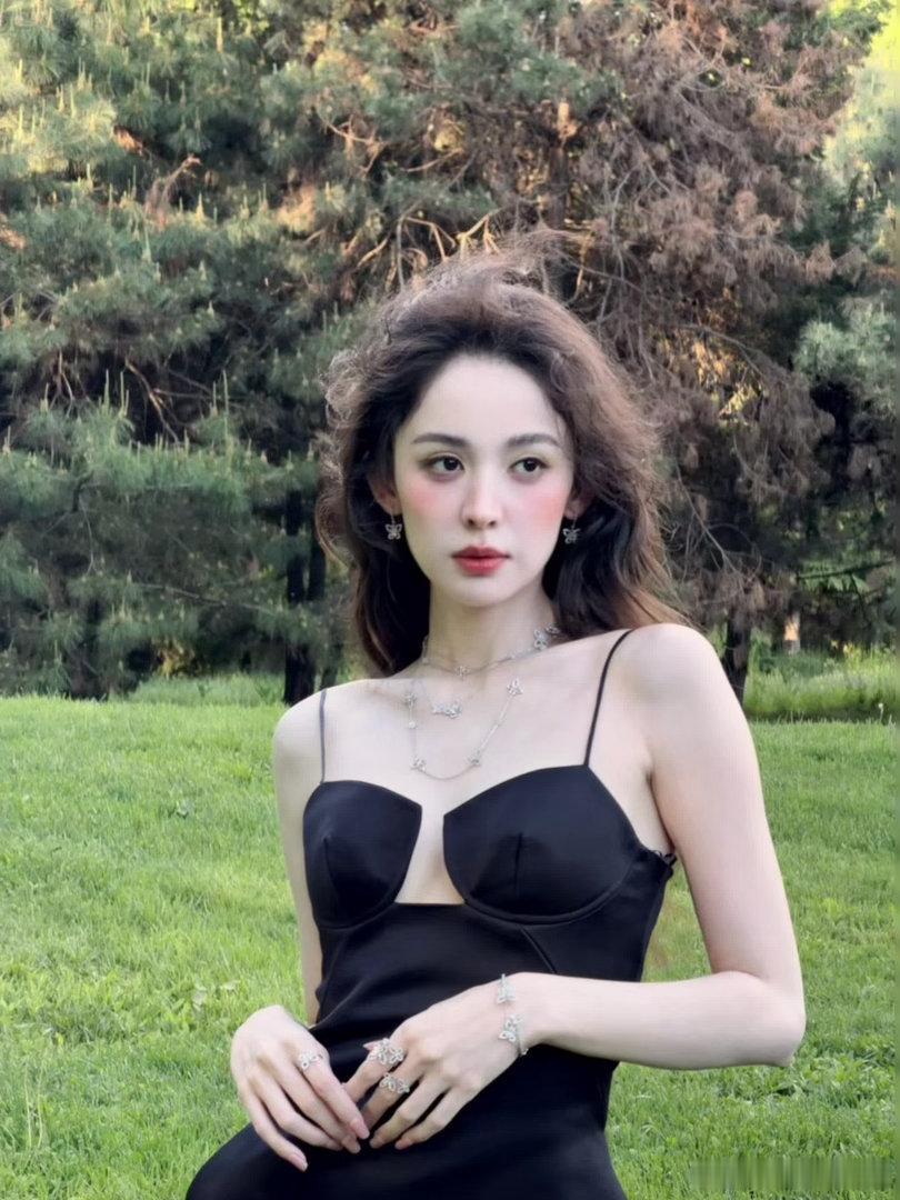 娜扎吊带裙美神降临、娜扎吊带绿裙 围观下啦，娜扎吊带裙美神降临，可以有啊，娜扎吊