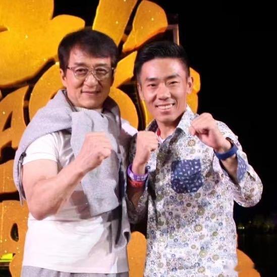 小李飞车 抵达尔滨，来参加成龙动作电影周，我应该是误打误撞和成龙大哥住在一个酒店