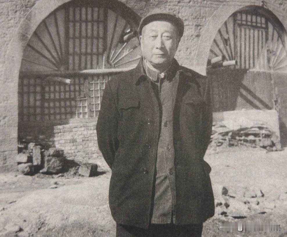 1989 年，张秀山同志在任延安中央党校教务处主任时的住地前留影。早在1942年