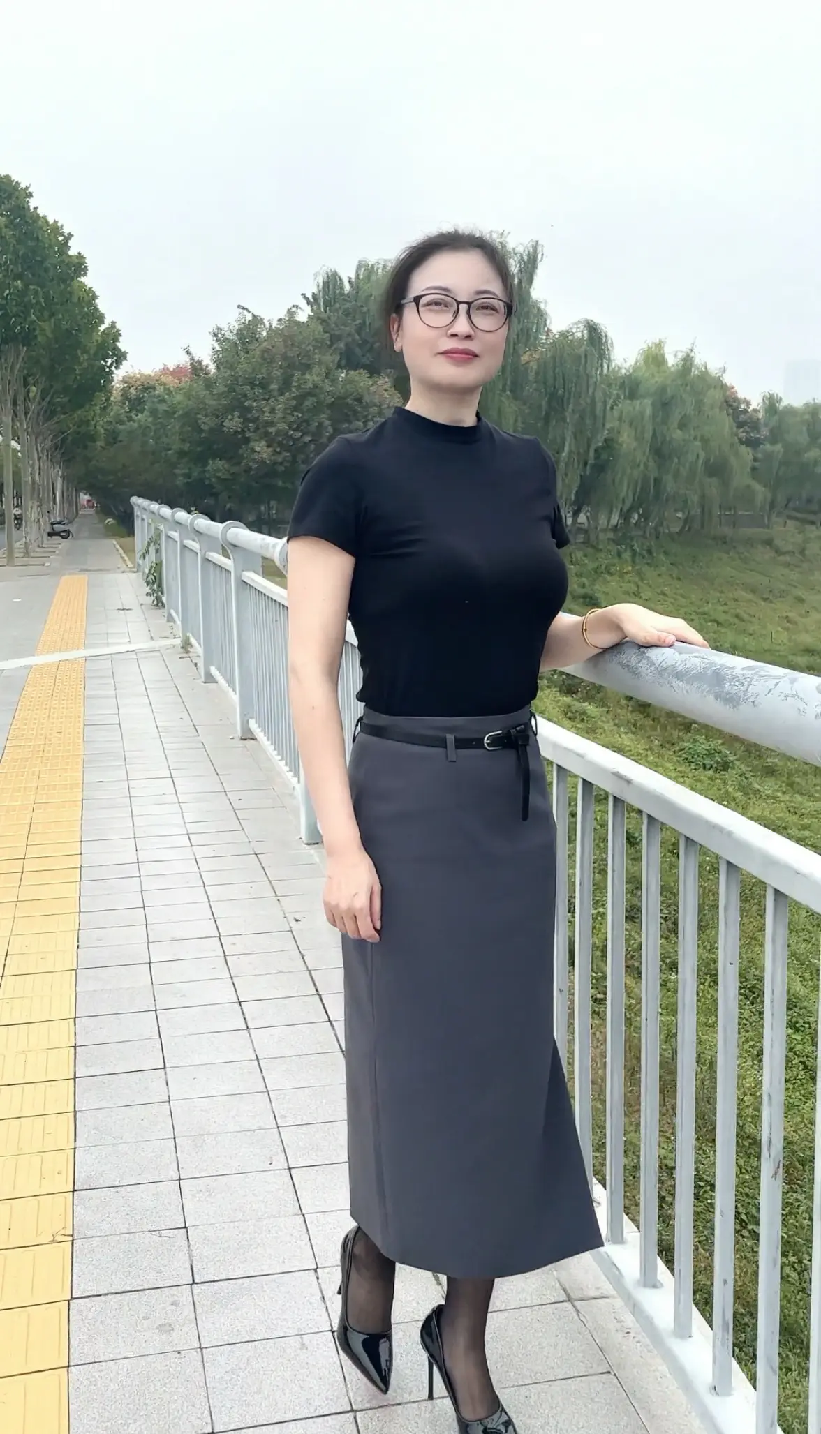 当年的你意气风发什么都听不进去，正如现在的你沉默寡言，什么都说不出口...