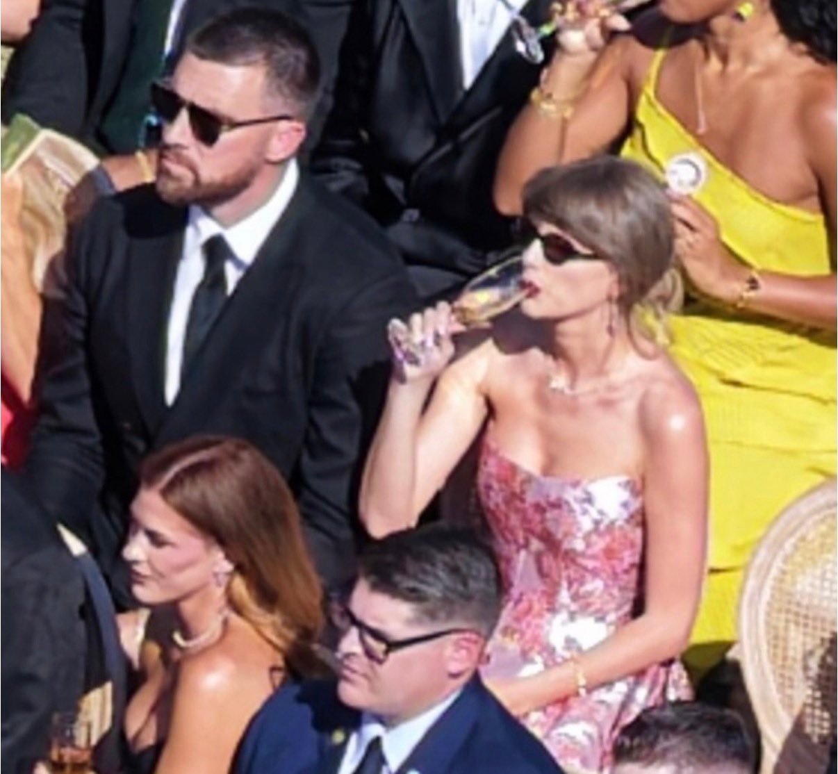 Taylor Swift和Travis Kelce现身洛杉矶JuJu Smith