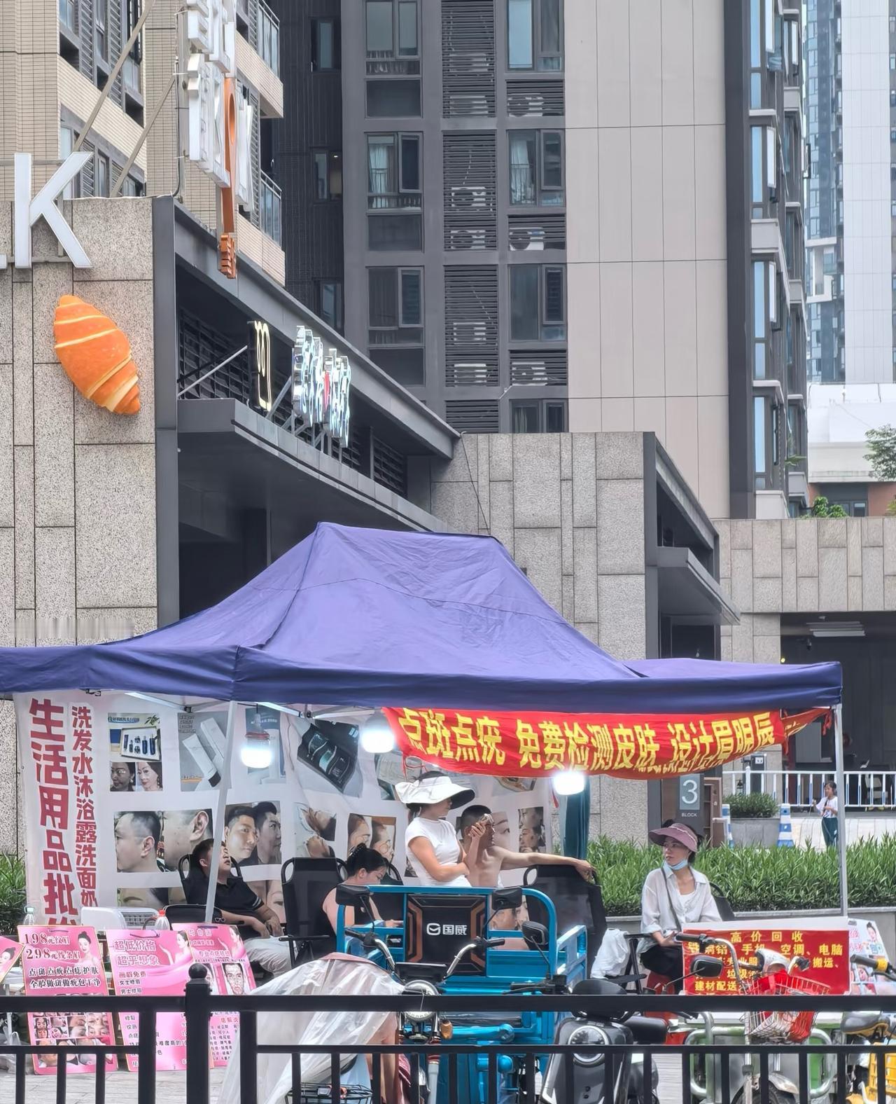 建成十年的广钢新城

曾经的街头楼盘广告满是类比曼哈顿的宣传字样
可如今只剩下一