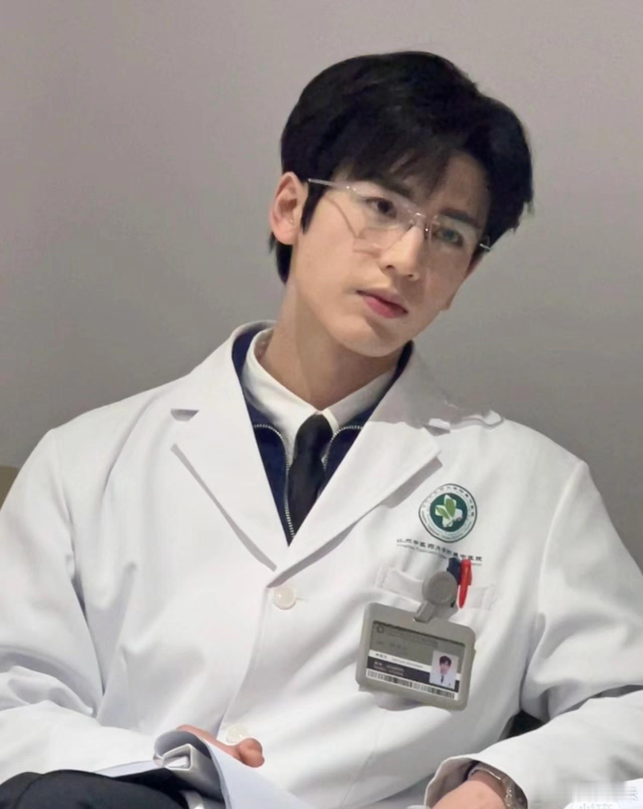 张凌赫的手机壁纸终于更新啦！！！这次是绝美侧颜杀，氛围感直接拉满！速速保存，一起