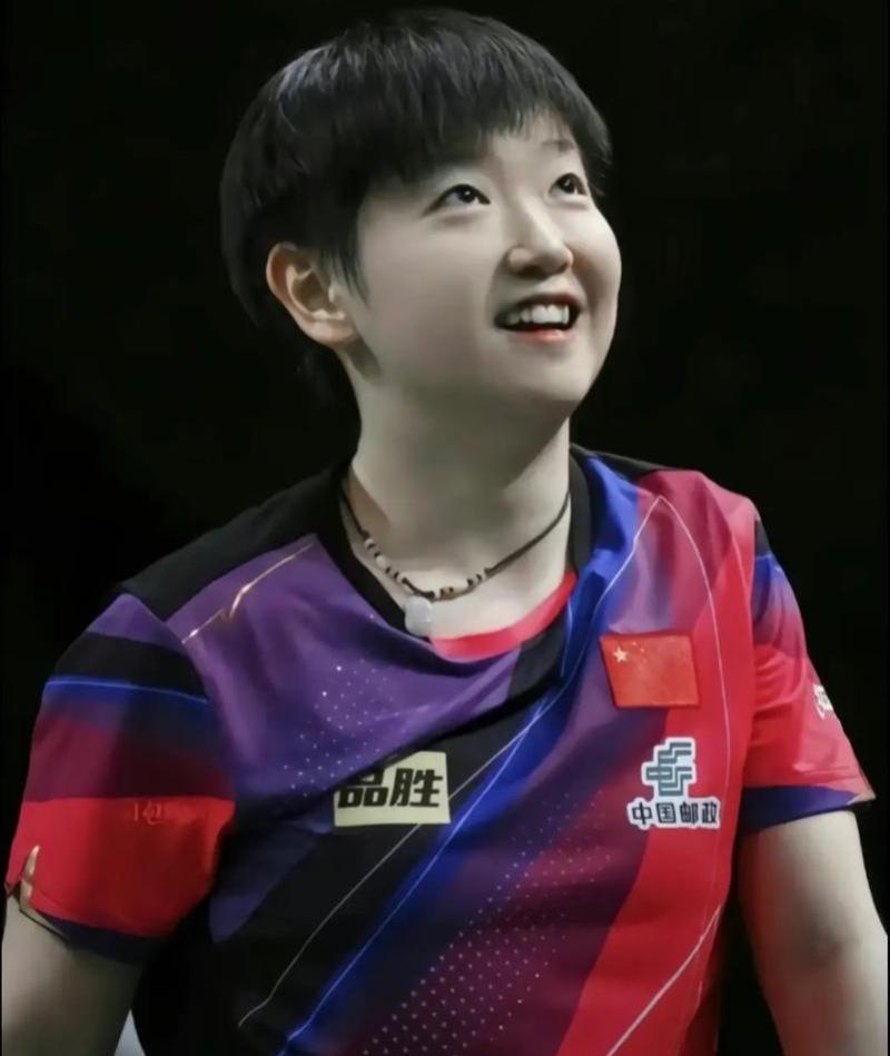 孙颖莎简介：
孙颖莎2000年生于河北石家庄，是国乒现役女队员，目前稳居女子单打