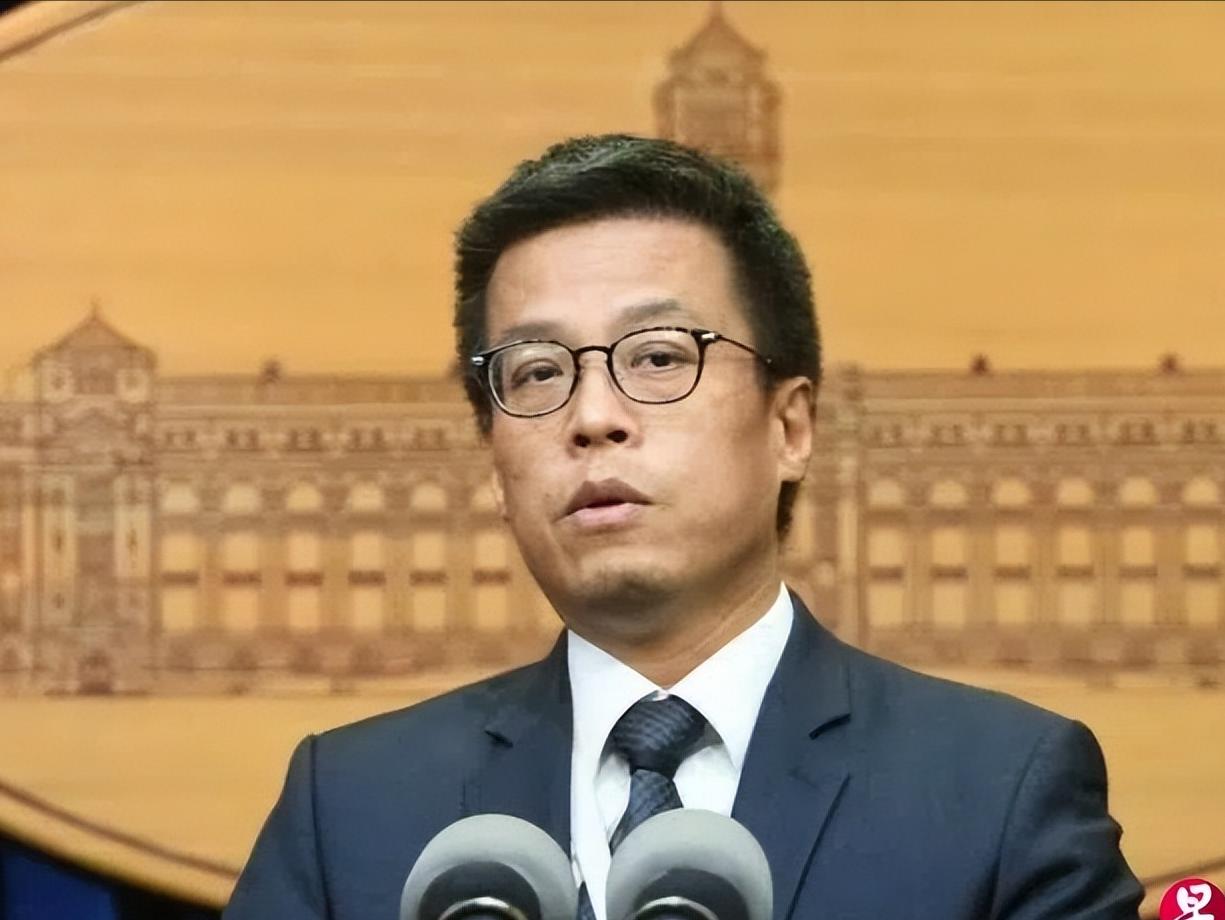 联合早报今天报道：台当局所谓“国安会”咨询委员黄重谚公开表态，完全不担忧特朗普会