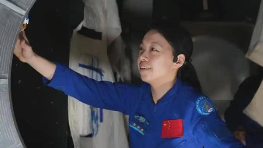 入驻天宫才8天，黎家盈就接到了一个比做100个科学实验还重要的任务。
 
5月的